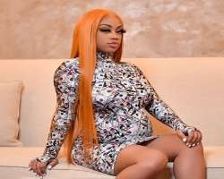 She often does experiments with her hair and is seen with different hair colors including pink, brown, and other colors.